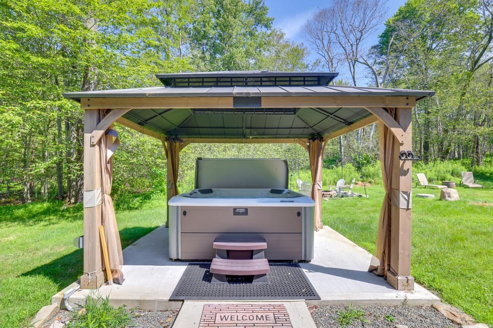 Hot Tub + Game Room: Wooded Poconos Retreat House in Coolbaugh Township
