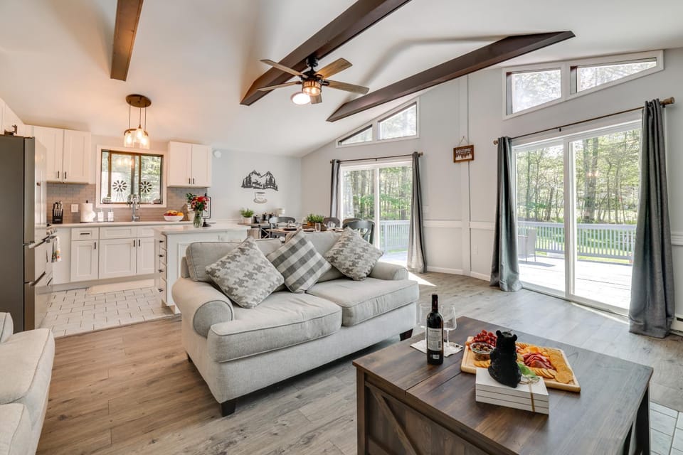 Hot Tub + Game Room: Wooded Poconos Retreat House in Coolbaugh Township