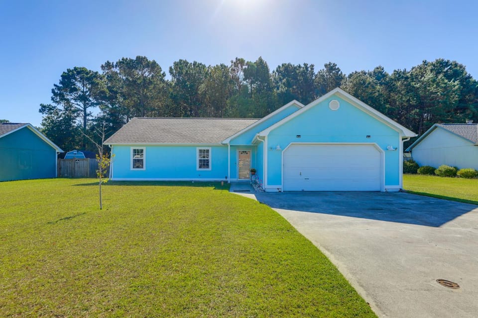 7 Mi to the Hammocks Beach: 3 BD Near Camp Lejeune House in North Carolina