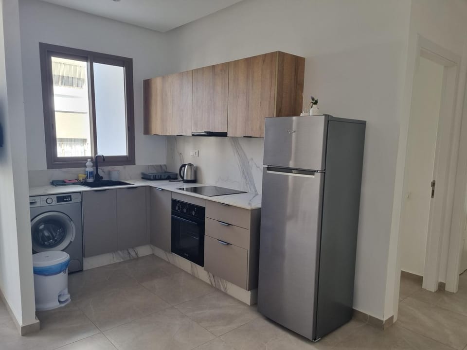 Kitchen or kitchenette, oven, washing machine