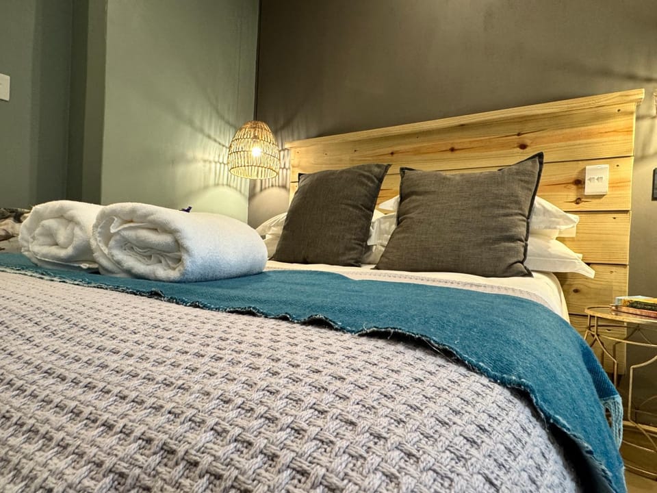 Bed, towels