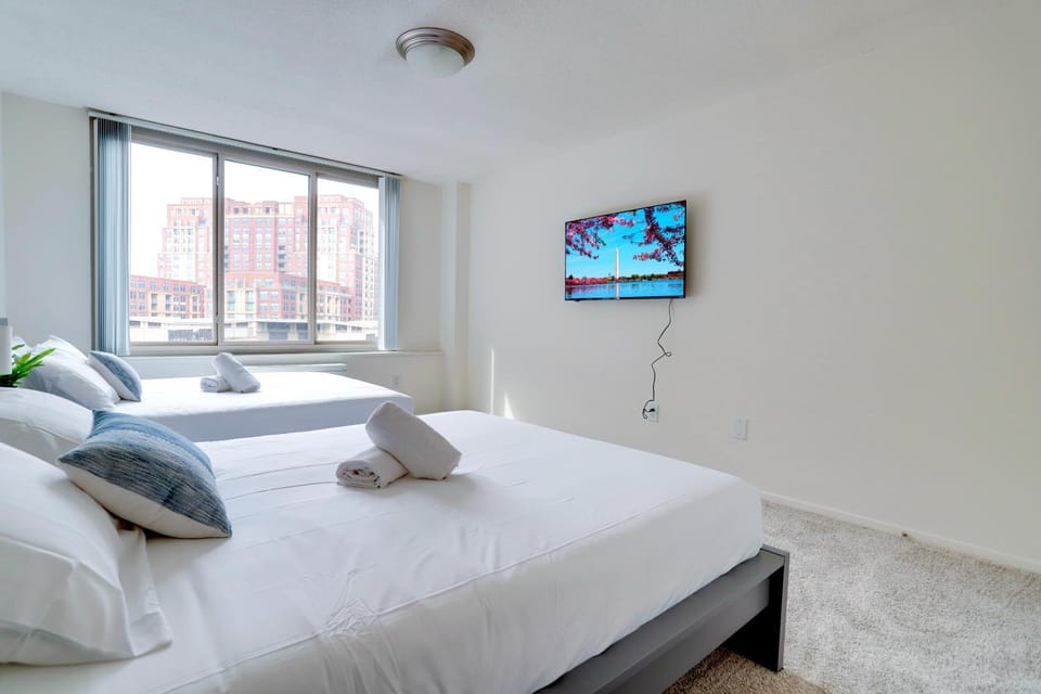 Bed, TV and multimedia, Bedroom, towels