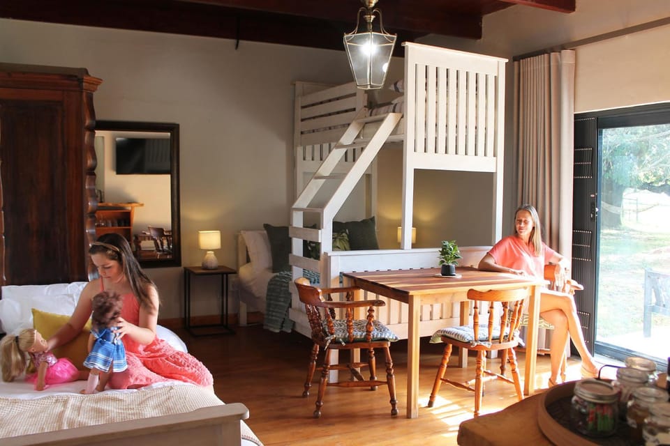 Bed, TV and multimedia, Living room, Photo of the whole room, Seating area, Dining area, Bedroom