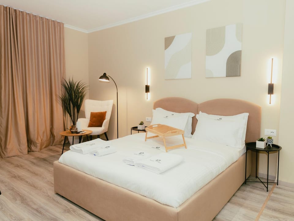 Bed, Living room, Photo of the whole room, Seating area, Bedroom, towels
