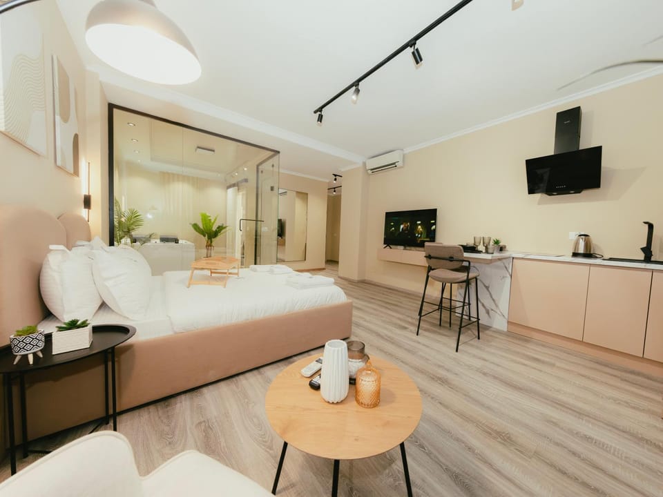 Bed, TV and multimedia, Kitchen or kitchenette, Photo of the whole room, Bedroom, Bath