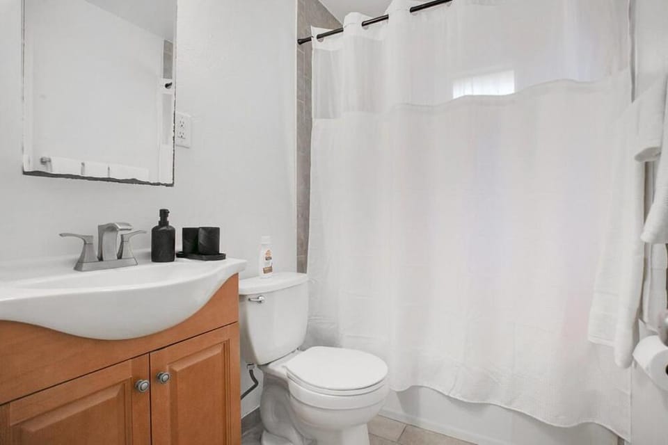 Shower, Toilet, Bathroom, Bath, towels