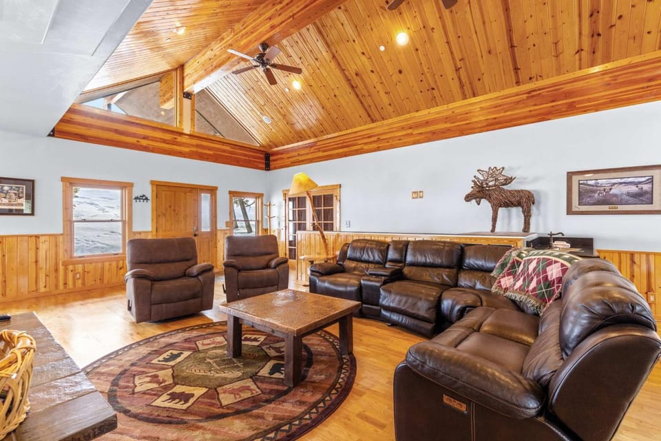 Big Sky Chalet Private Hot Tub plus Mountain Views House in Big Sky
