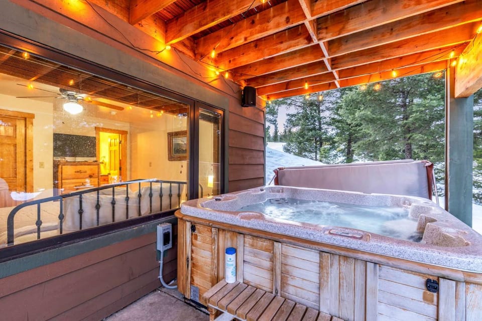 Big Sky Chalet Private Hot Tub plus Mountain Views House in Big Sky