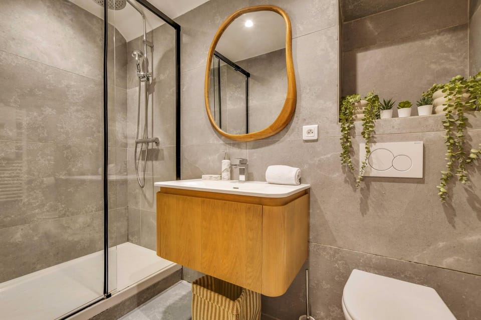 Shower, Toilet, towels