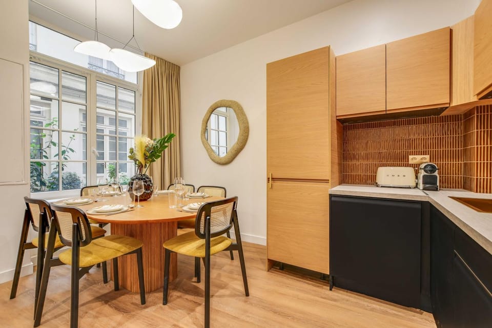 Kitchen or kitchenette, Dining area
