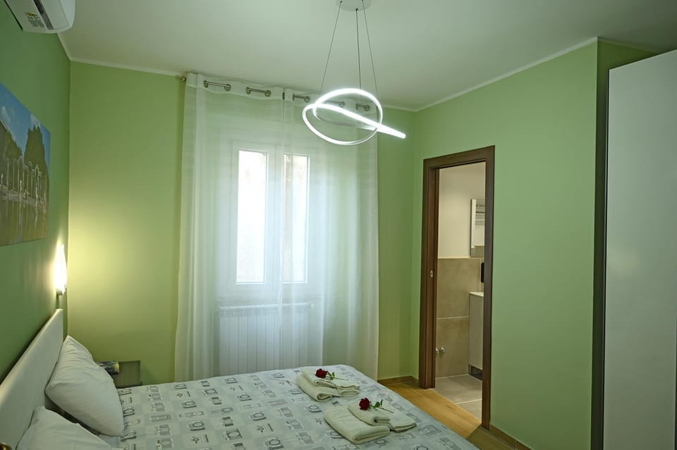 Photo of the whole room, Bedroom, towels