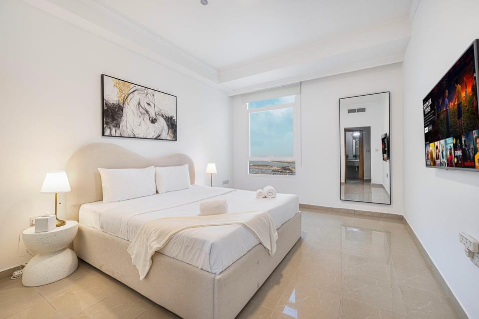 Bed, TV and multimedia, Photo of the whole room, Bedroom, towels