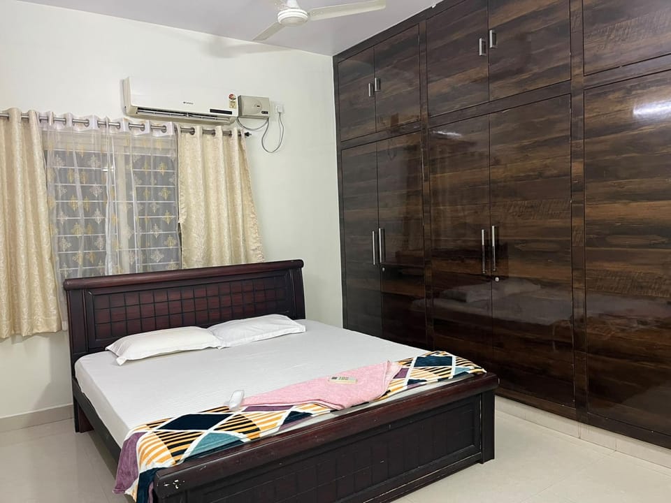 Bed, Photo of the whole room, Bedroom, wardrobe, air conditioner