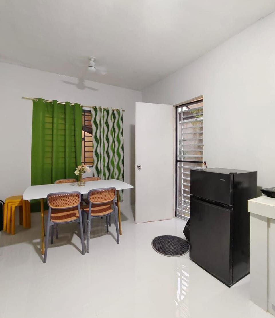 Kitchen or kitchenette, Seating area, Dining area