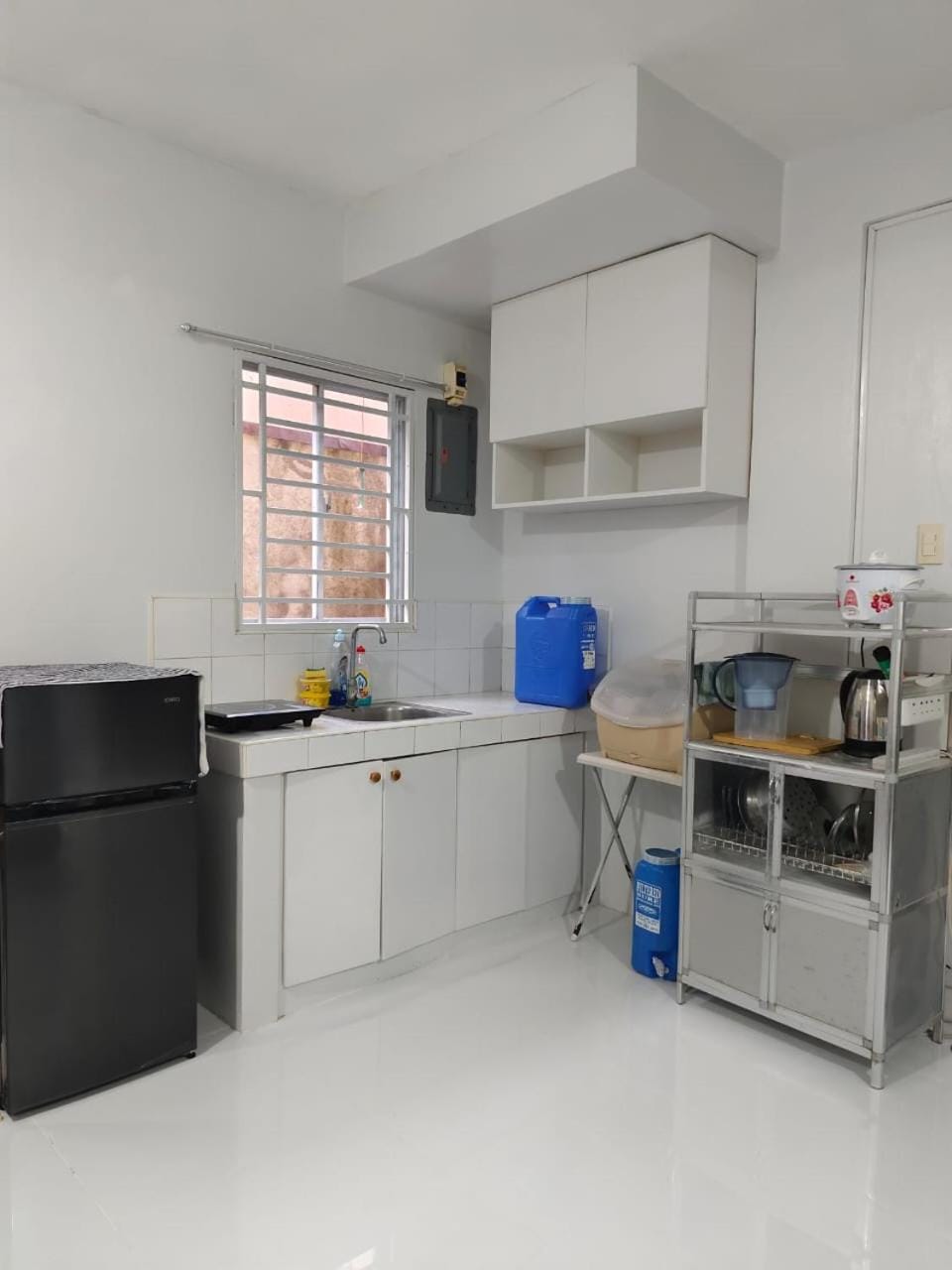 Kitchen or kitchenette, dishwasher, stove