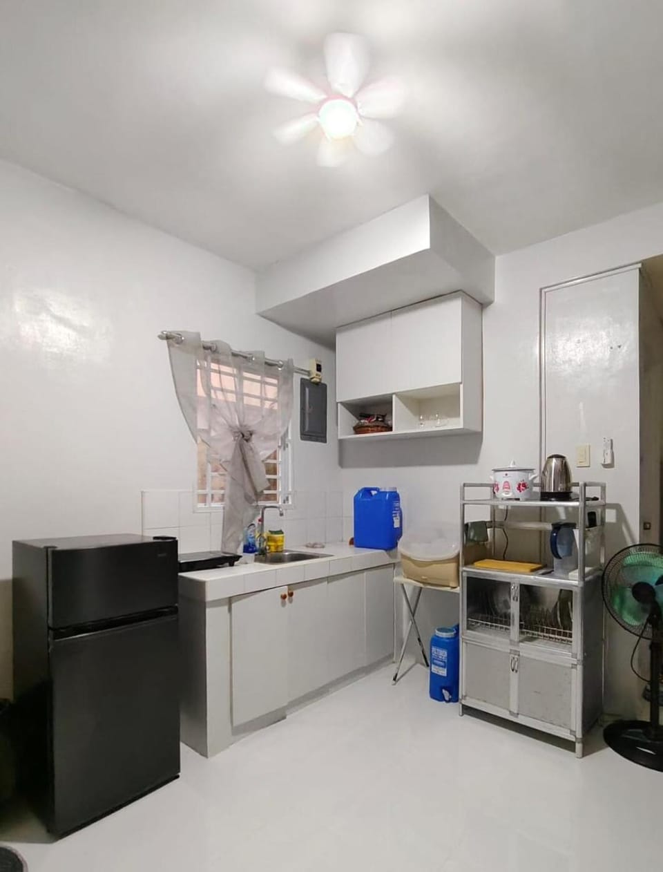 Kitchen or kitchenette, minibar