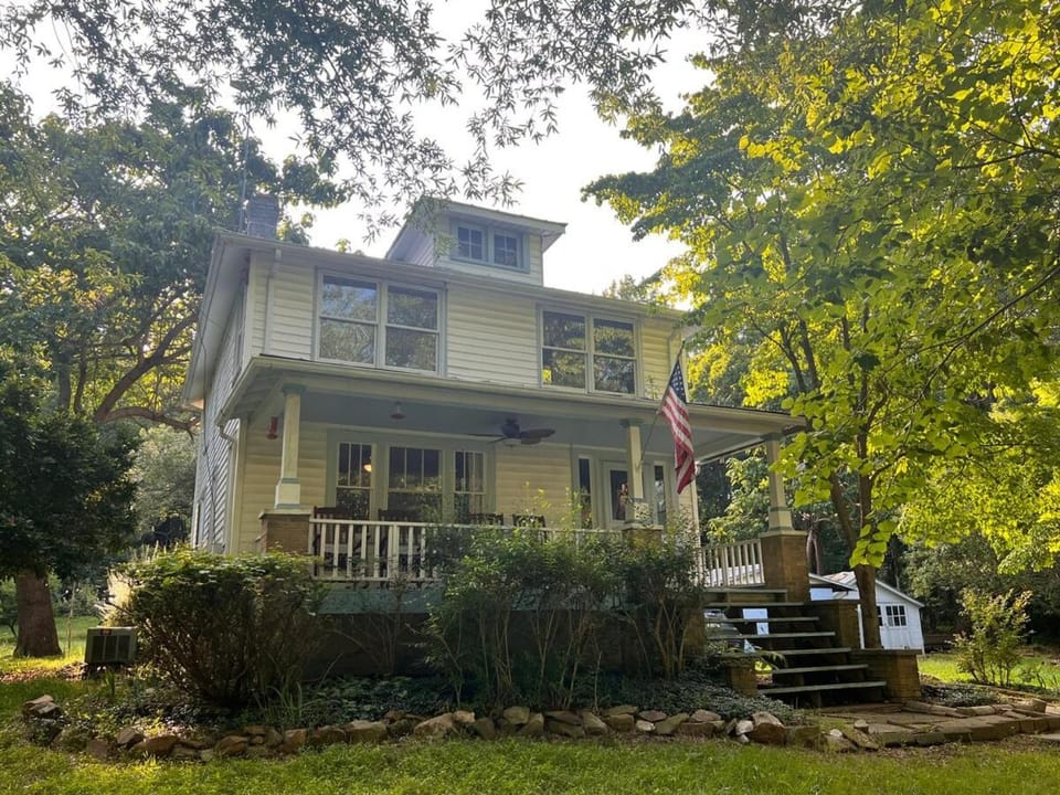 Badby Wood Farmhouse - Charming 3BR 3BA Wine Country Getaway House in Shenandoah Valley