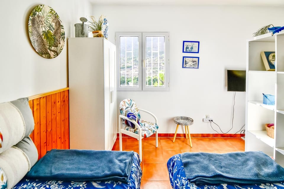Bed, TV and multimedia, Bedroom