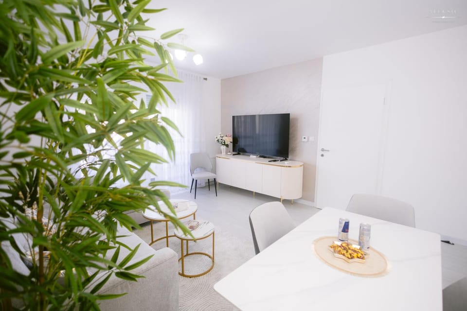 Communal lounge/ TV room, TV and multimedia, Living room, Food and drinks, Seating area, Dining area
