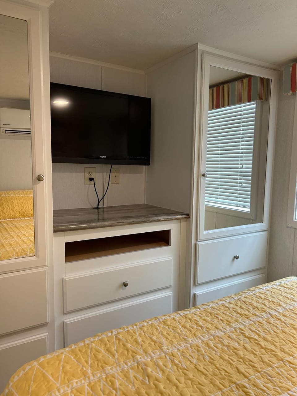 Photo of the whole room, wardrobe