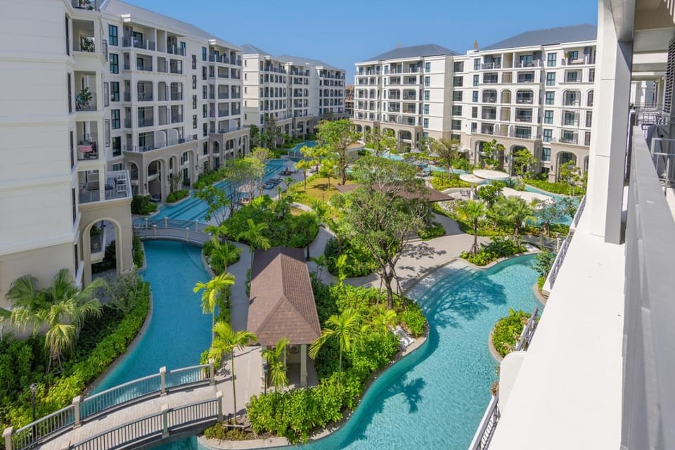 Day, Balcony/Terrace, Pool view, Street view, Swimming pool