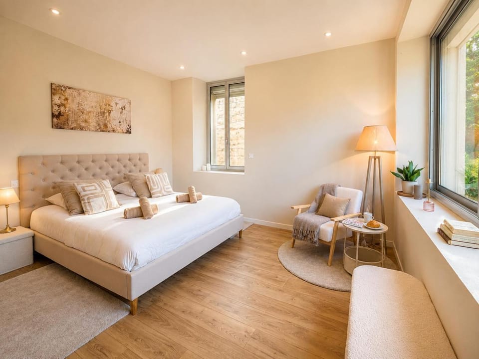 Bed, Photo of the whole room, Seating area, Bedroom, towels
