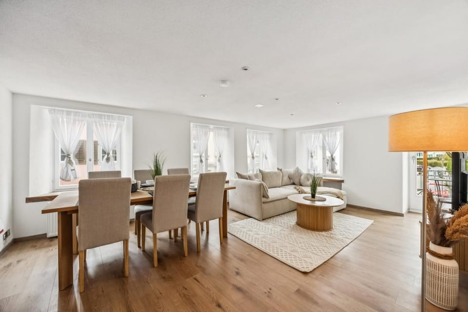 Living room, Seating area, Dining area, Food, Food