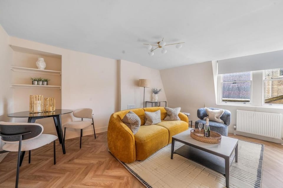 City-Centre Stay with King Bed Comfort Apartment in Bath
