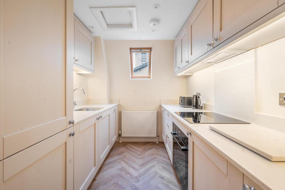 City-Centre Stay with King Bed Comfort Apartment in Bath