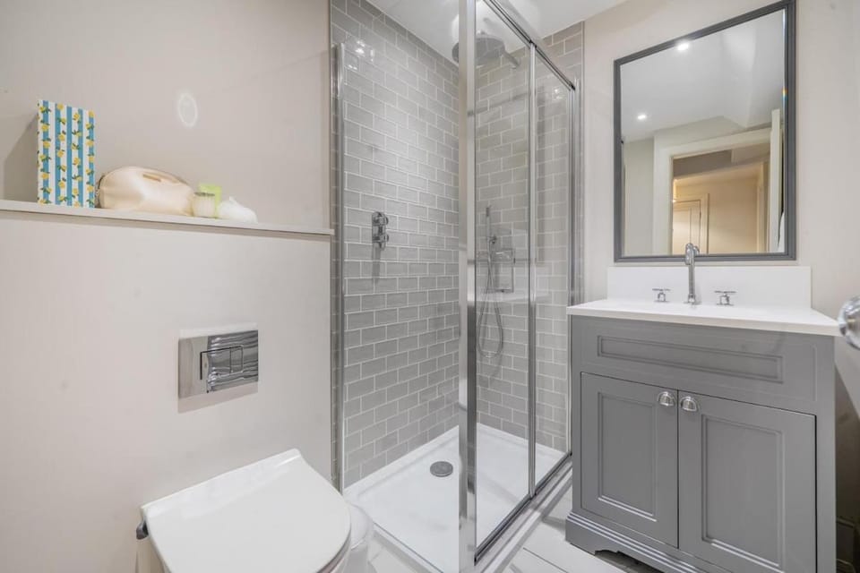 City-Centre Stay with King Bed Comfort Apartment in Bath