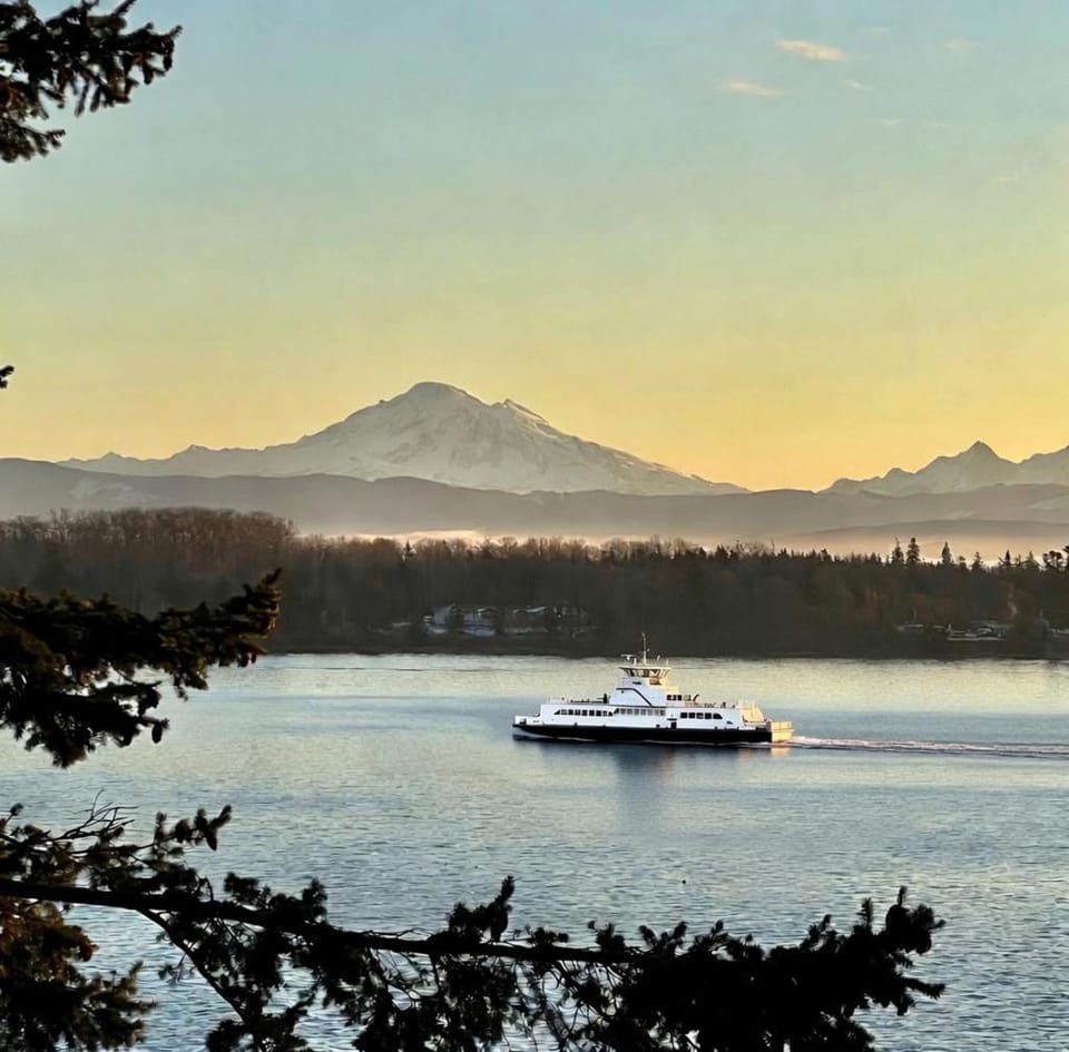 Waterfront House, Mt Baker Views, Hiking, 2 Decks House in Lummi Island