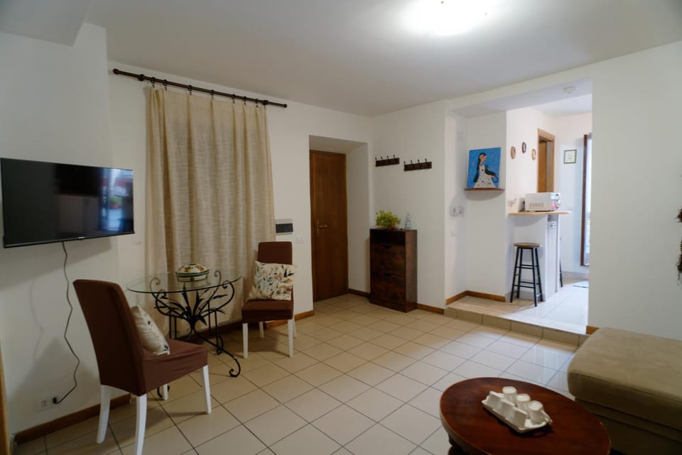 Communal lounge/ TV room, TV and multimedia, Living room, Seating area, Dining area