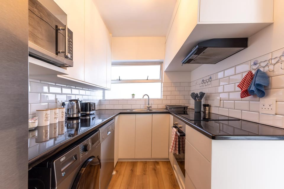 Coffee/tea facilities, Kitchen or kitchenette, dishwasher, oven, stove, toaster