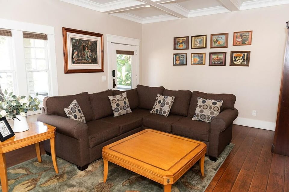 Historic craftsman sleeps 9 3br2.5ba Disney 1mi House in Anaheim