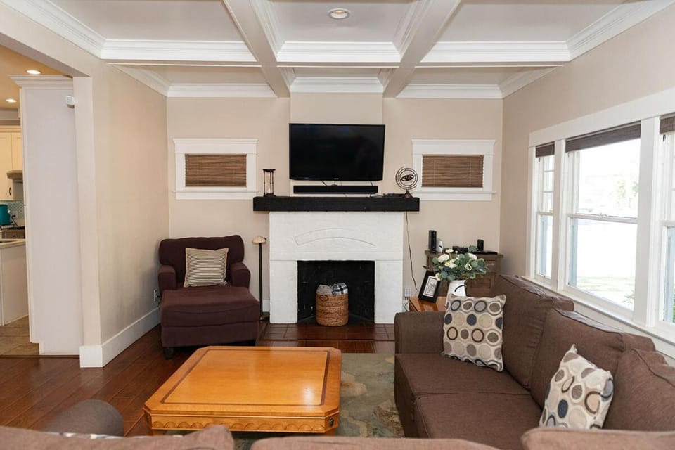 Historic craftsman sleeps 9 3br2.5ba Disney 1mi House in Anaheim