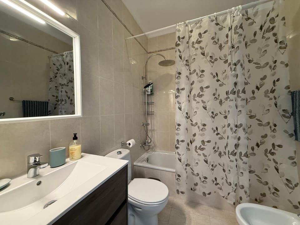 Shower, Toilet, Bathroom, bidet, towels
