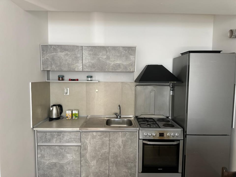 Coffee/tea facilities, oven, stove, toaster