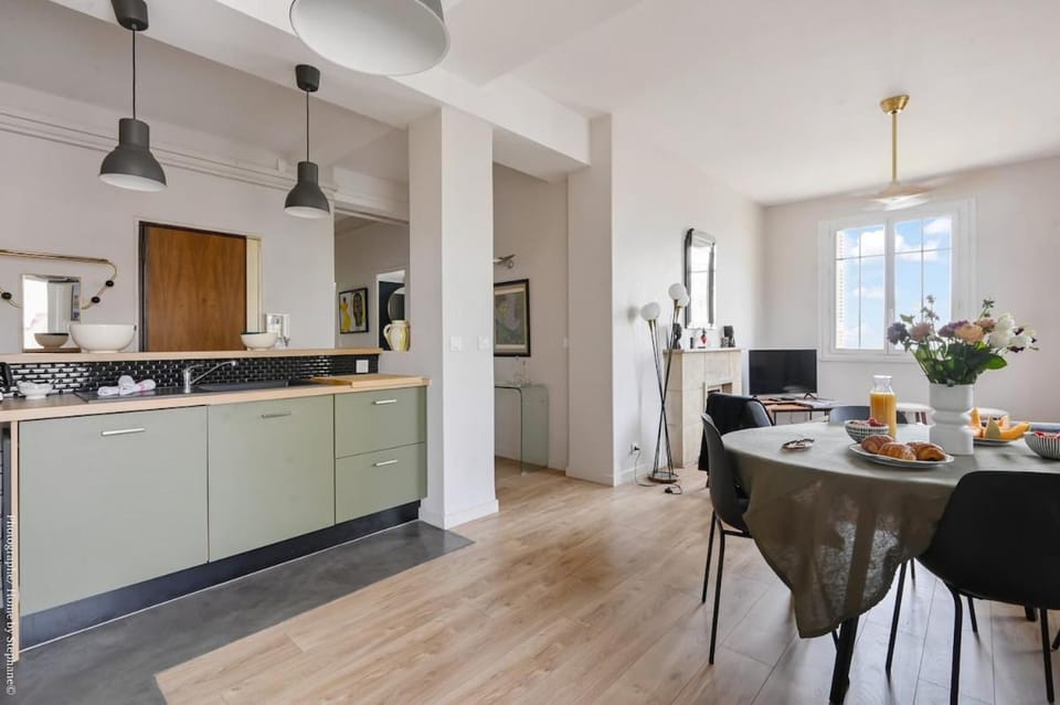 2 Balconies & 2 Bedrooms, Between Panier & Vieux-Port Apartment in Marseille