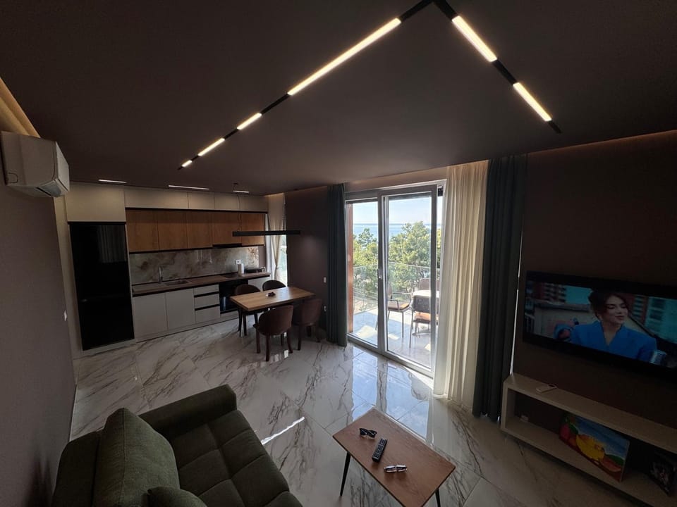 TV and multimedia, Kitchen or kitchenette, Living room, Seating area, Dining area