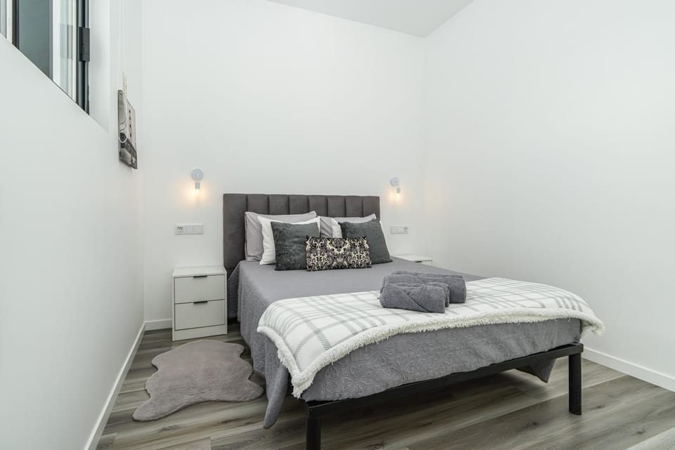 Bed, Bedroom, towels