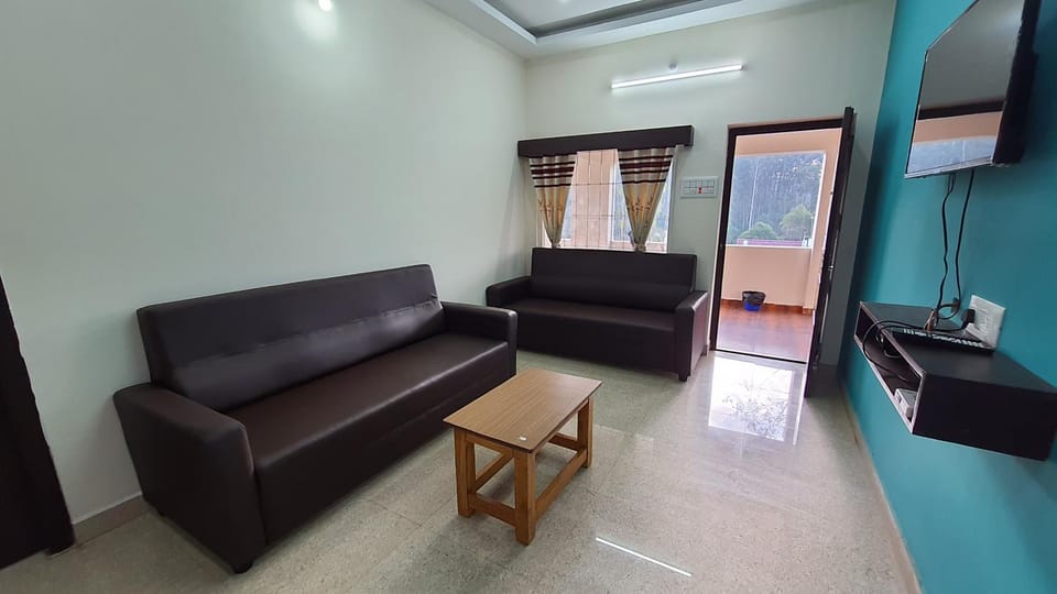 Communal lounge/ TV room, TV and multimedia, Living room, Seating area, Evening entertainment