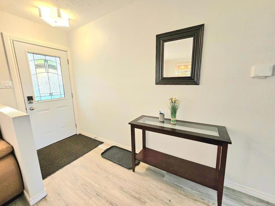 Kirvia's retreat "entire home" 8 minutes to WEM House in Edmonton