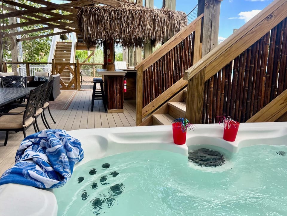 Swim-up Tiki Bar, Pool, Hot Tub, Elevator, 4 Decks House in North Captiva Island