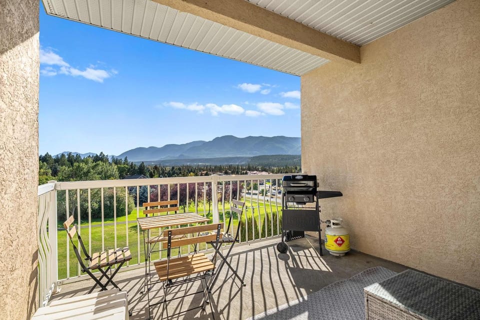 The Pinnacle in Fairmont 1BR Condo Near Hot Springs Apartment in British Columbia