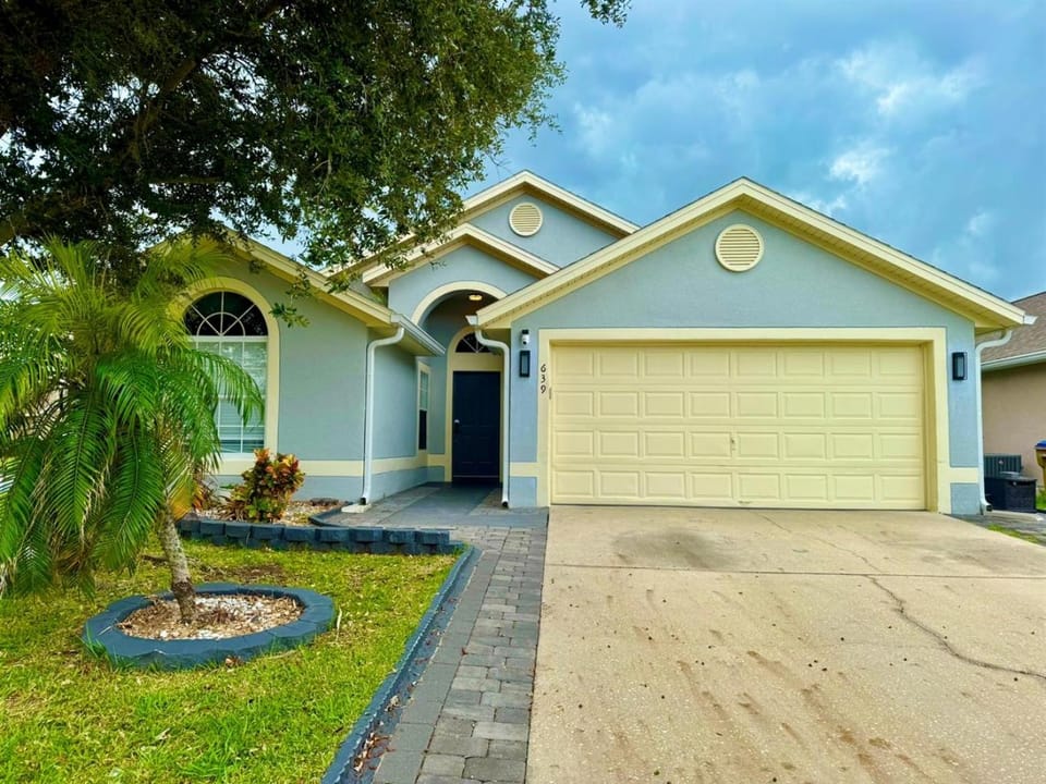 Modern 4BR2BA with pool in gated community Country House in Kissimmee