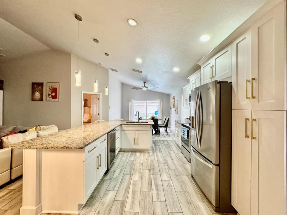 Modern 4BR2BA with pool in gated community Country House in Kissimmee