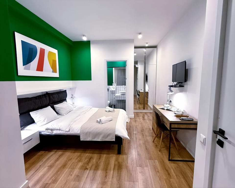 Bed, TV and multimedia, Bedroom, towels, wardrobe