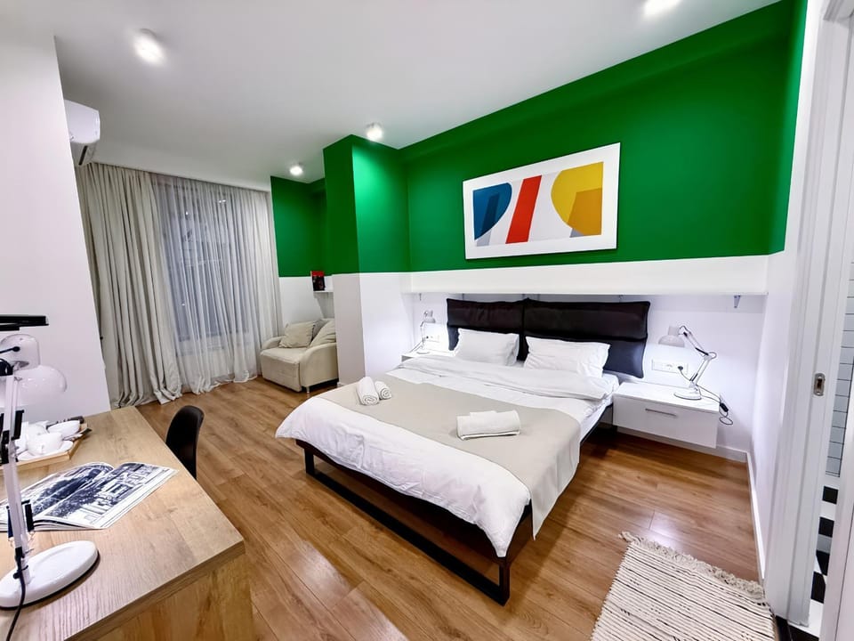 Bed, TV and multimedia, Bedroom