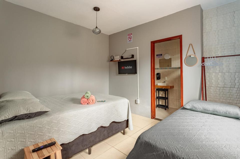 Bed, TV and multimedia, Photo of the whole room, Bedroom