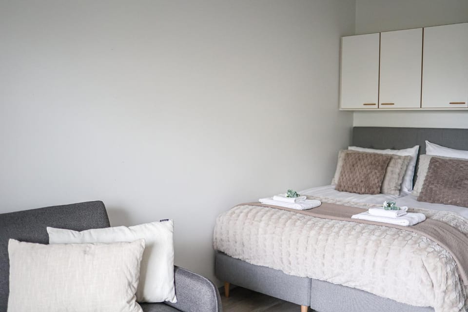 Bed, Photo of the whole room, Bedroom, towels